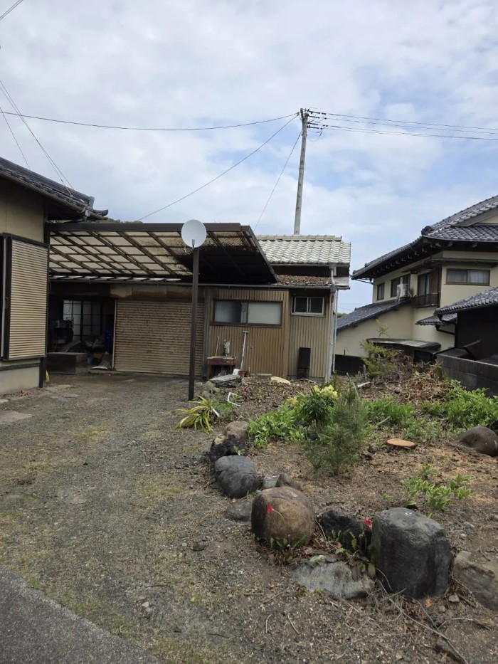 熱海市でテラス屋根を守るモチノキ伐採｜重機が入らない場所の特殊伐採は唯造園 - After